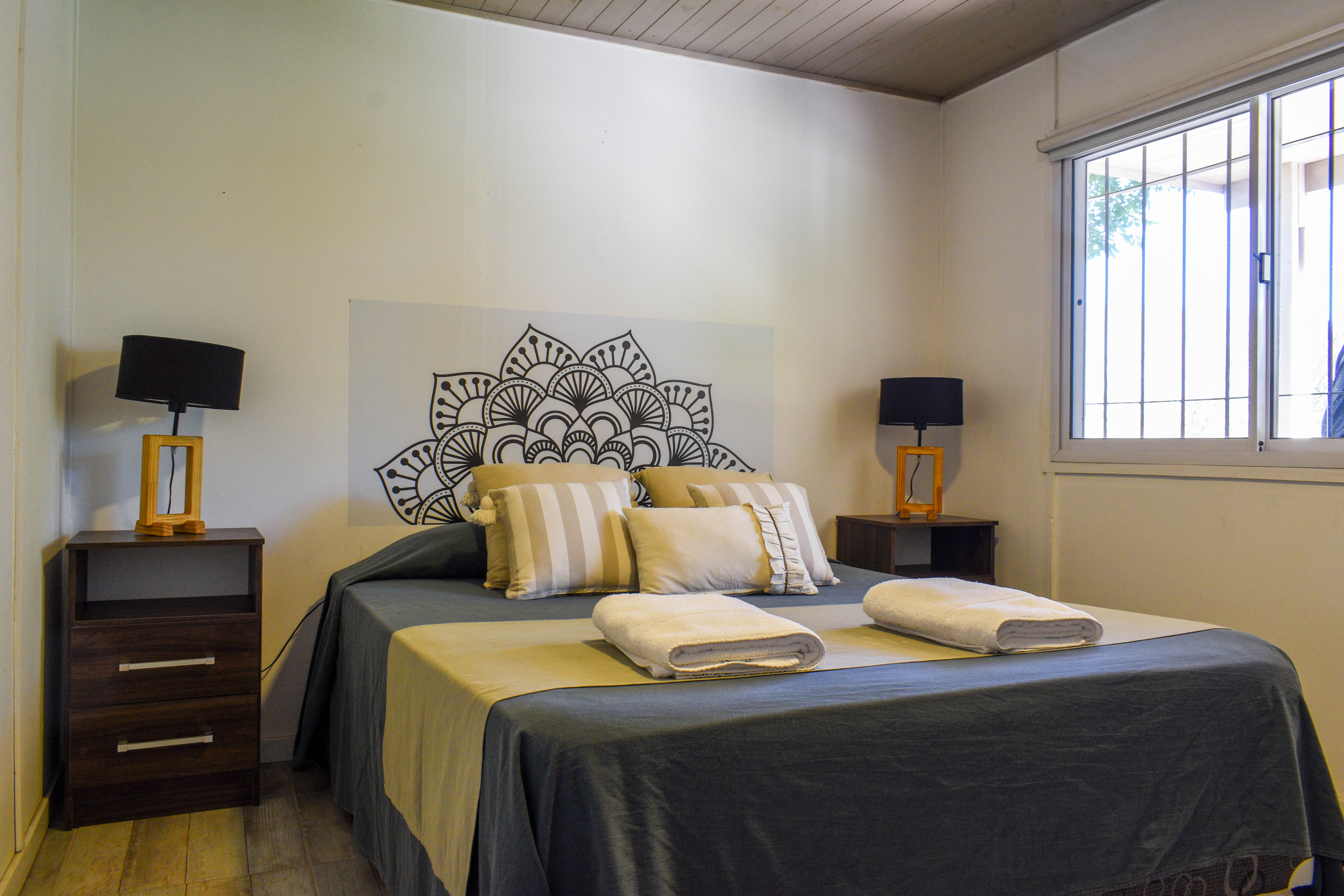Dormitorio principal con cama matrimonial
