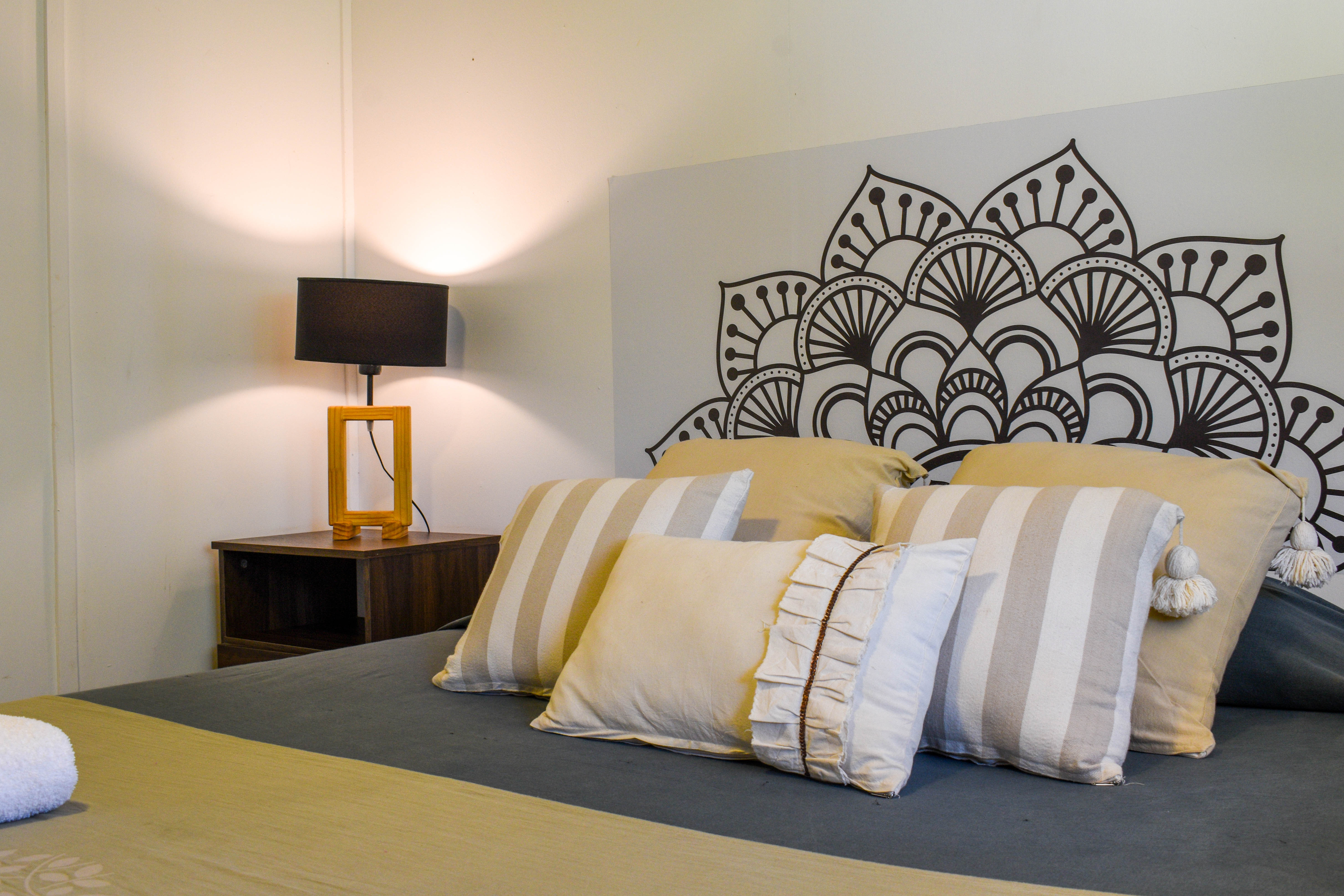 Dormitorio principal con cama matrimonial