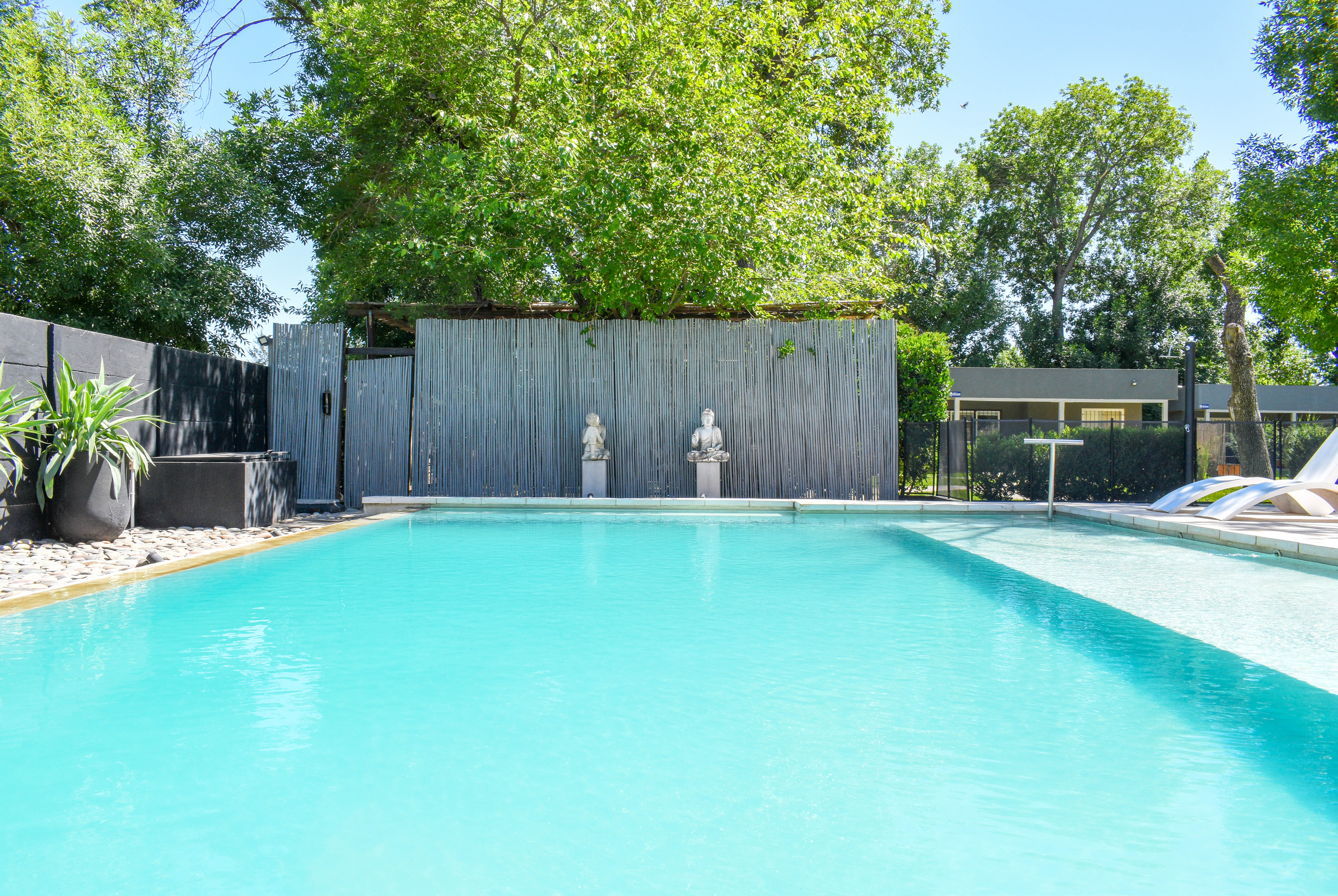 Piscina con reposeras y deck